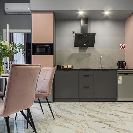 Family Residence Boutique Apartments Lviv Bagian luar foto