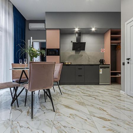 Family Residence Boutique Apartments Lviv Bagian luar foto