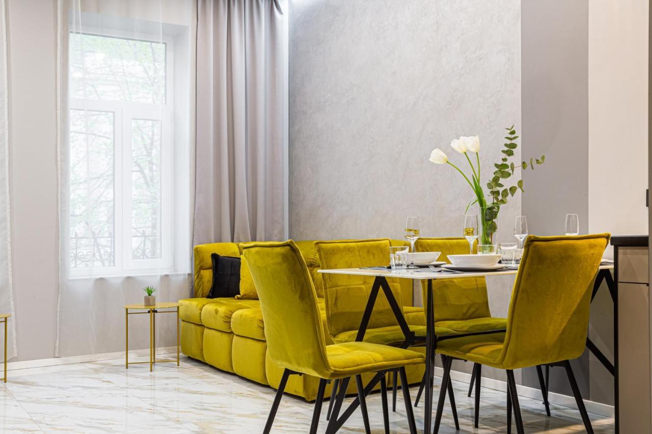 Family Residence Boutique Apartments Lviv Bagian luar foto