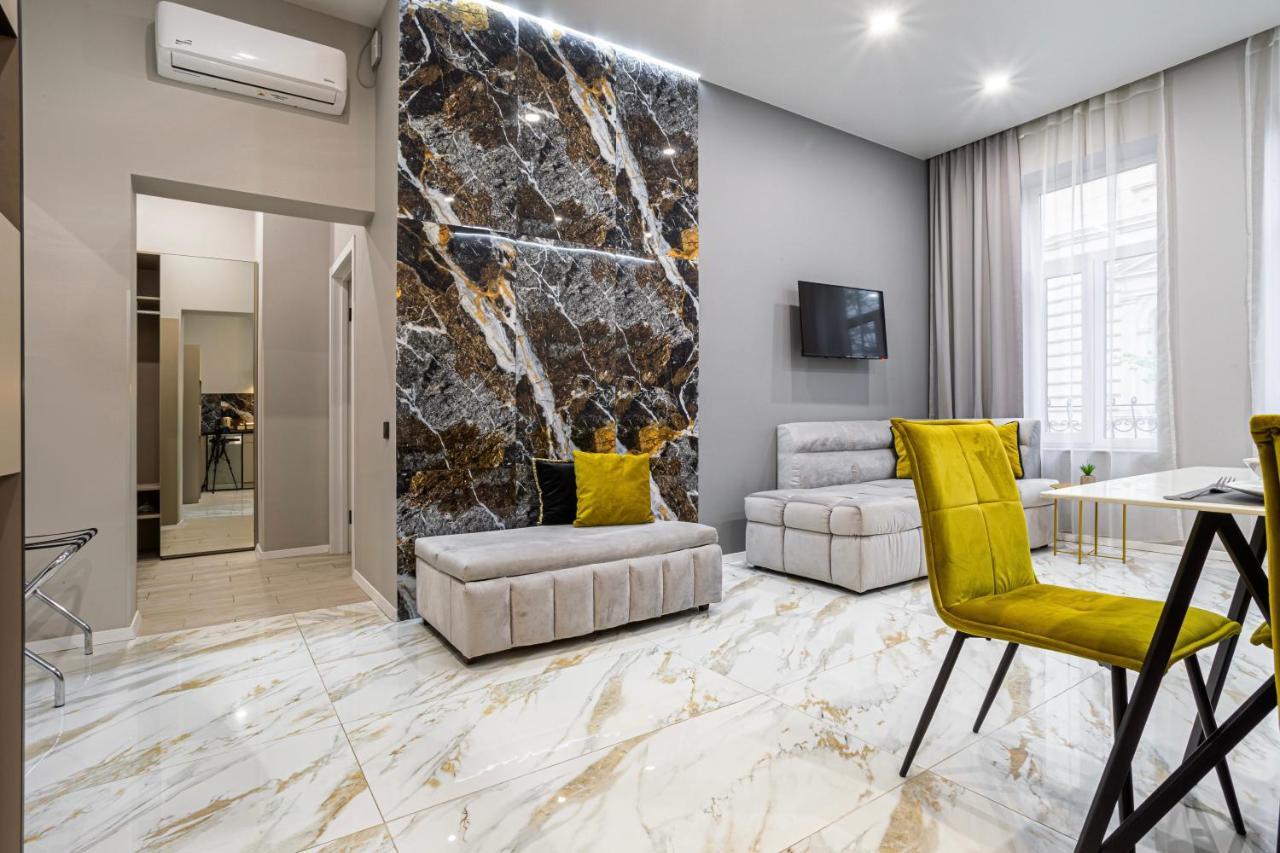 Family Residence Boutique Apartments Lviv Bagian luar foto