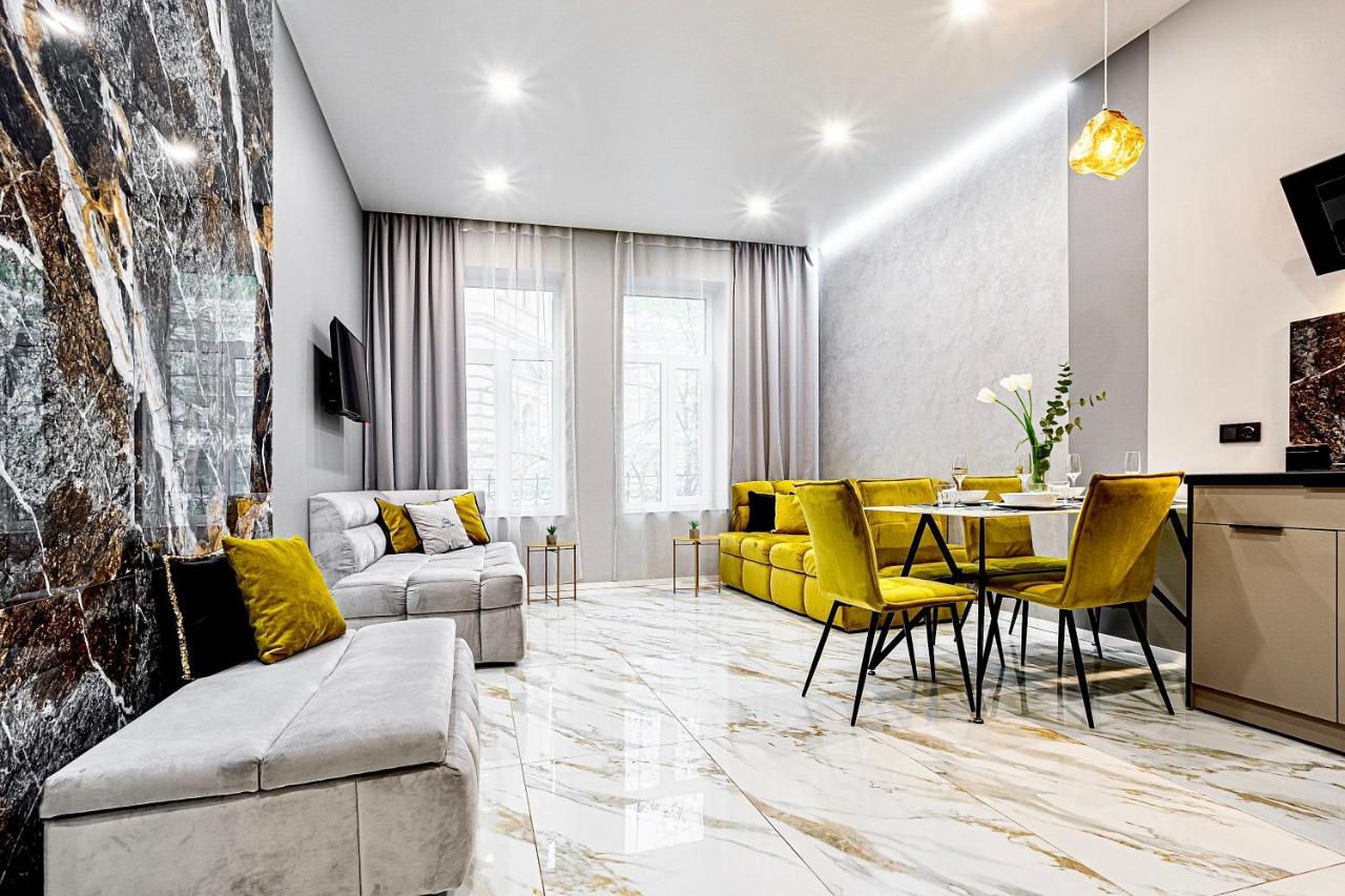 Family Residence Boutique Apartments Lviv Bagian luar foto