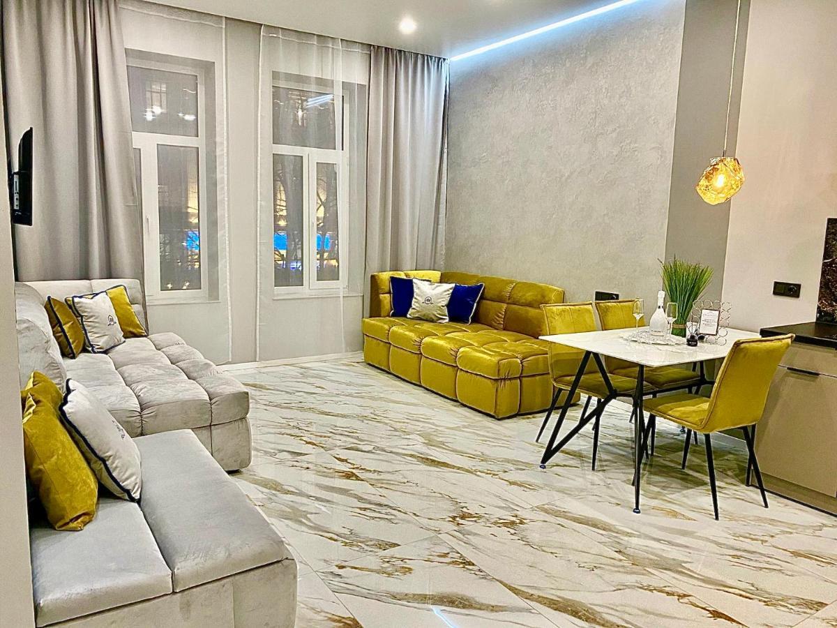 Family Residence Boutique Apartments Lviv Bagian luar foto