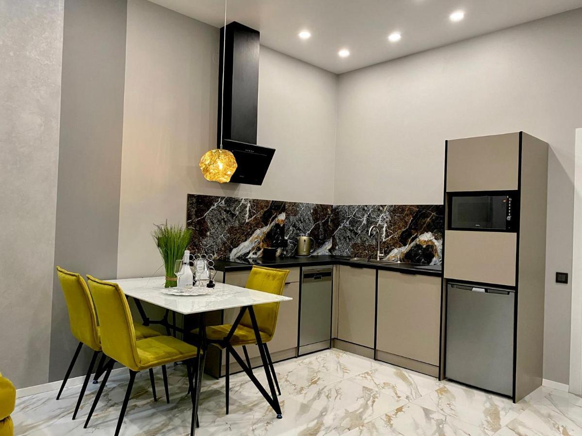 Family Residence Boutique Apartments Lviv Bagian luar foto