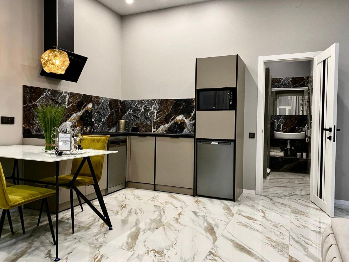 Family Residence Boutique Apartments Lviv Bagian luar foto