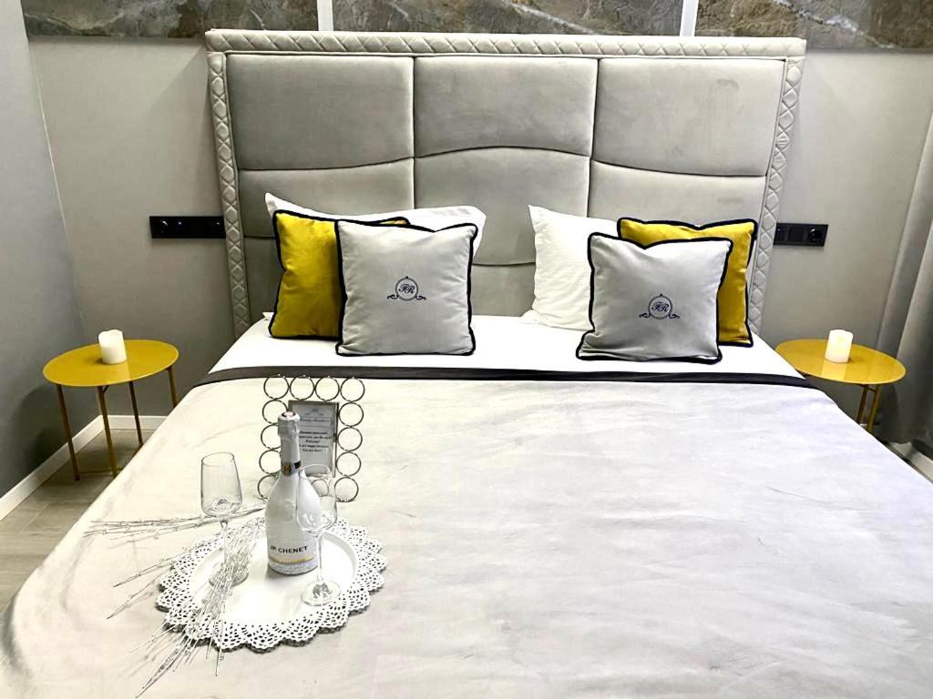 Family Residence Boutique Apartments Lviv Bagian luar foto