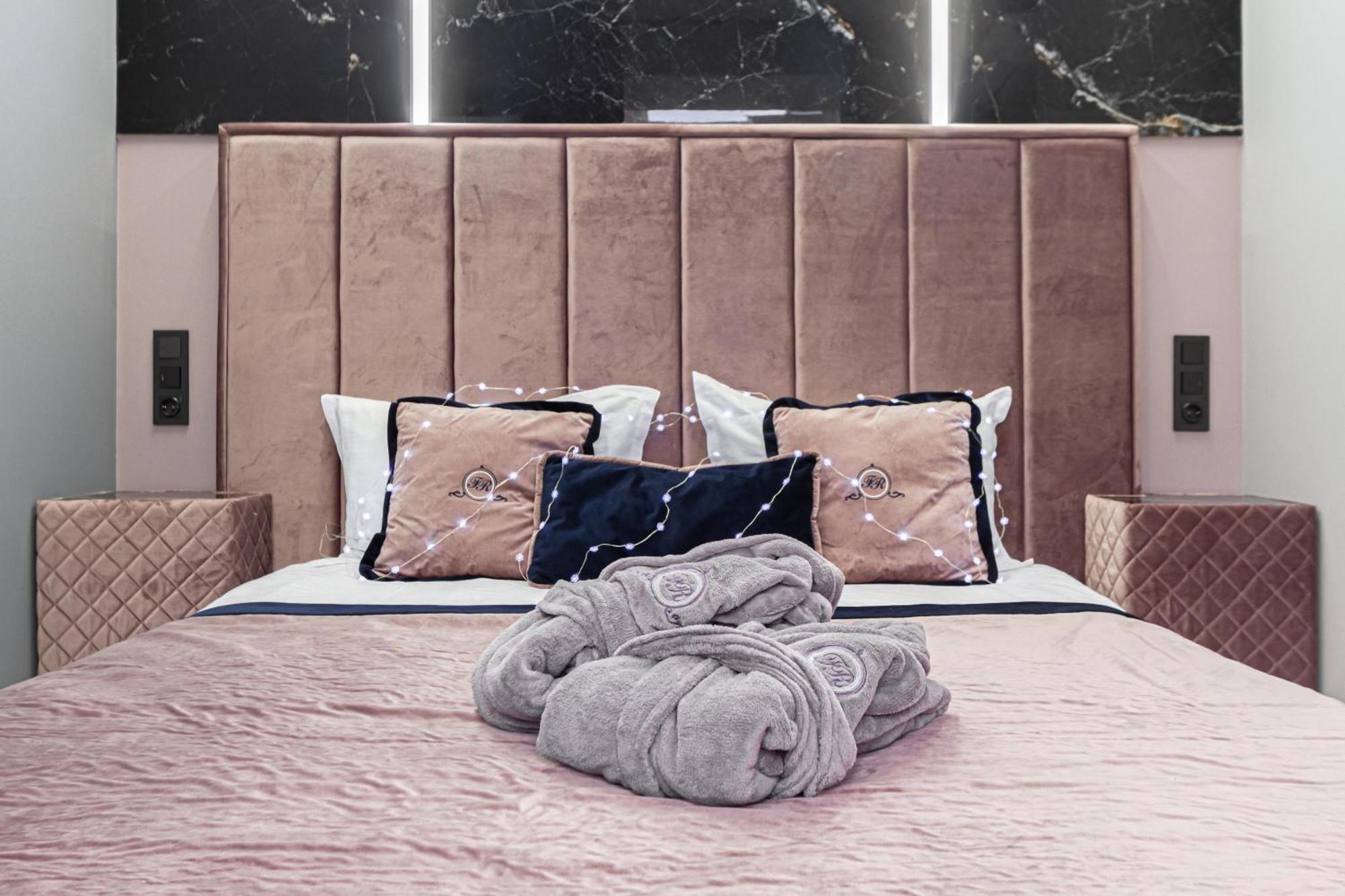 Family Residence Boutique Apartments Lviv Bagian luar foto