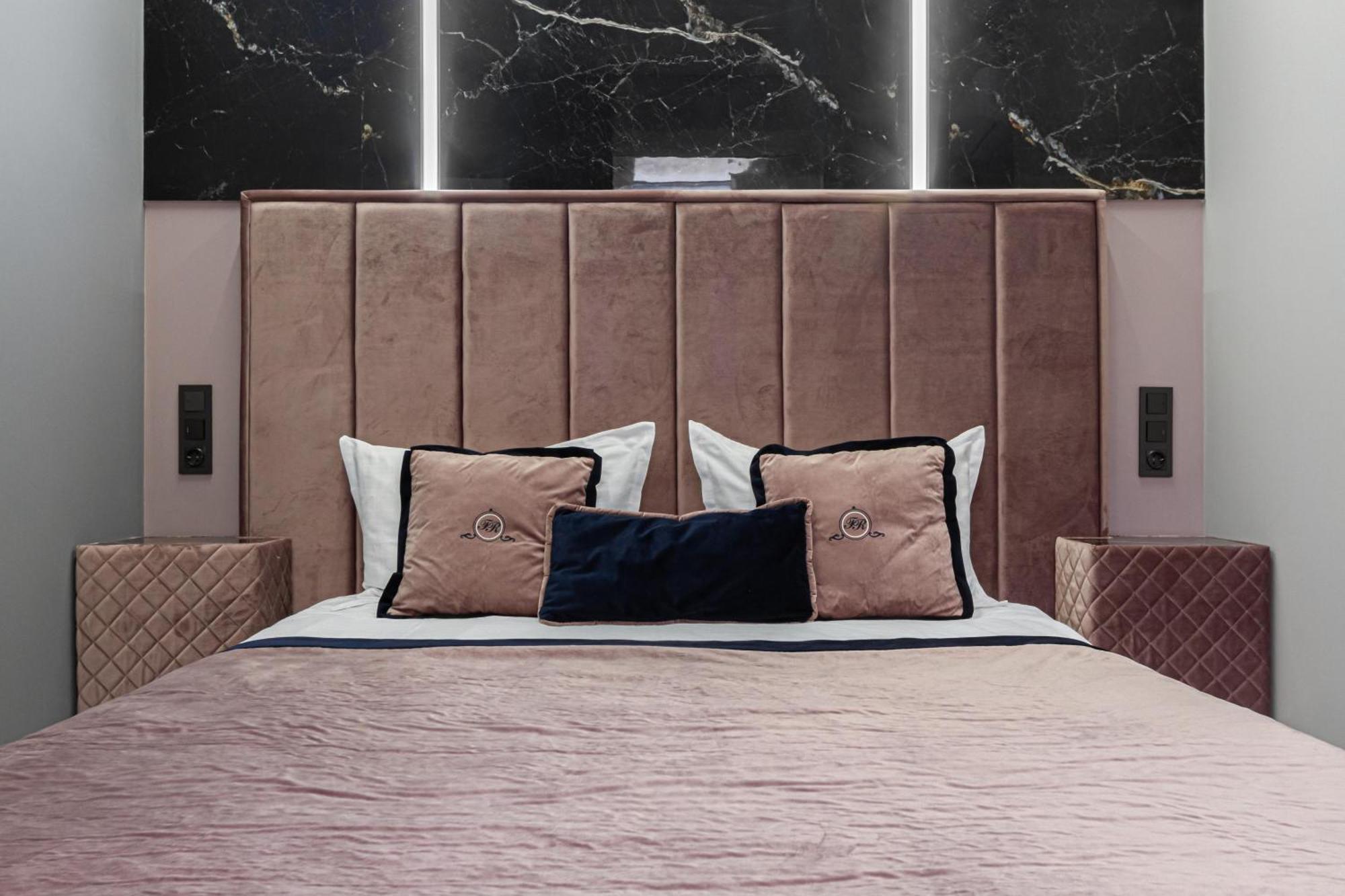 Family Residence Boutique Apartments Lviv Bagian luar foto