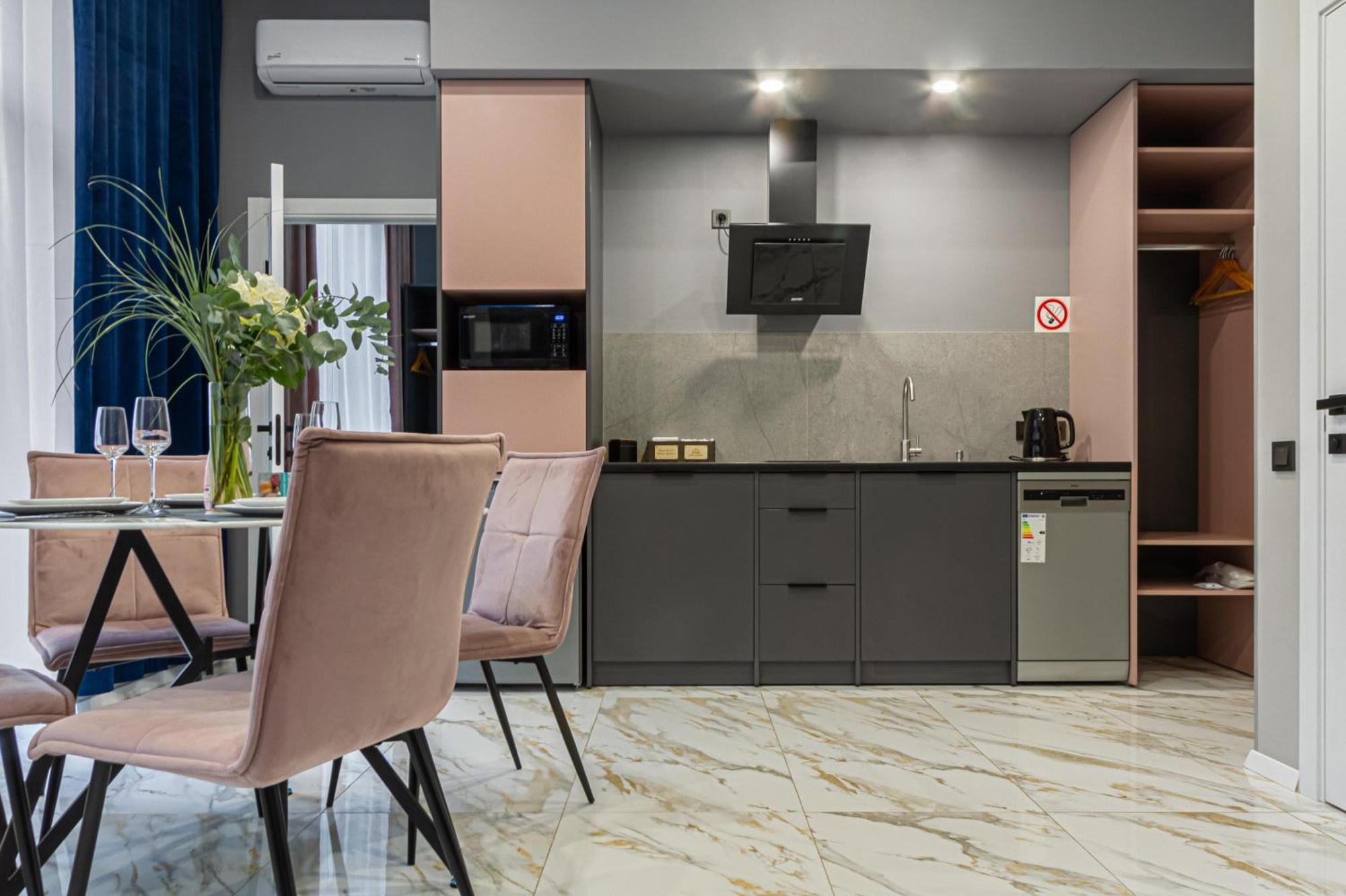 Family Residence Boutique Apartments Lviv Bagian luar foto